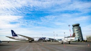 Samolot z napisem LOT