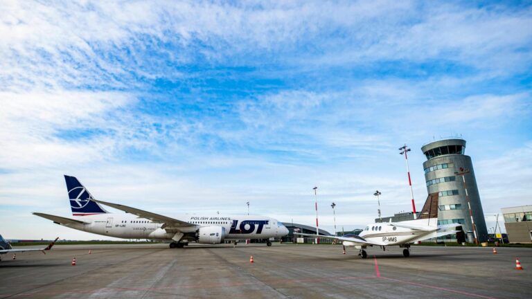 Samolot z napisem LOT
